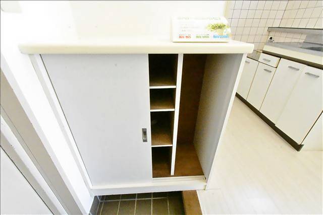 その他設備　玄関横にシューズボックスがあります。