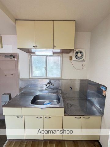 ＪＲ東海道本線 浜松駅 バス乗車時間：15分 最寄りバス停で下車 徒歩1分 3階建 築37年のキッチン写真