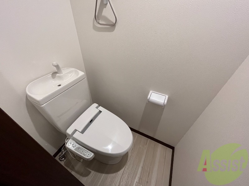 トイレ　トイレは温水洗浄便座です。シンプルな雰囲気になっています。