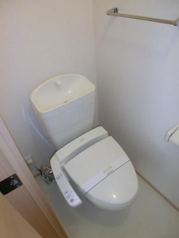 トイレ　ウォシュレット付です。