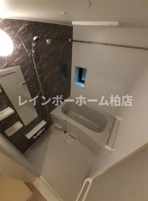 バス・シャワールーム　コンパクトで使いやすいお風呂です