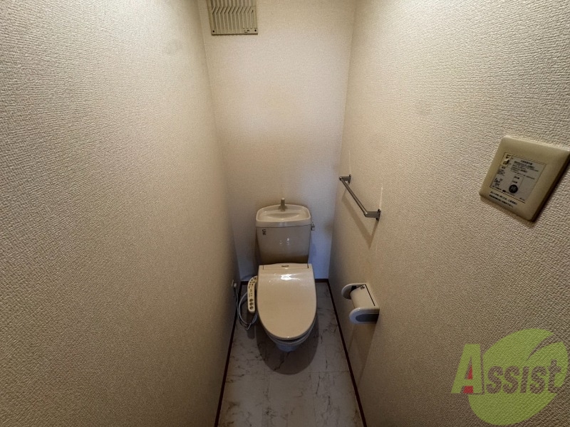 トイレ　こちらはトイレです。ピカピカなトイレで、気持ちも良いですね。