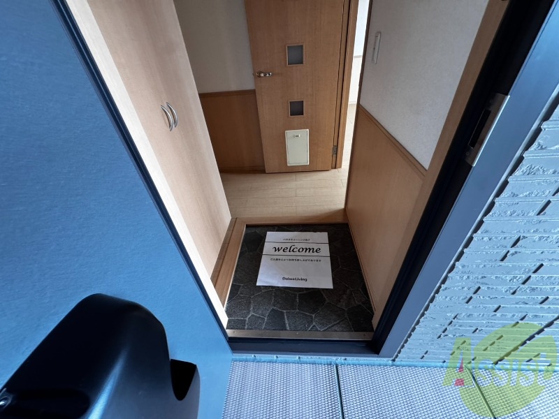 玄関　こちらは玄関になります。扉を開けるととても明るいですね。