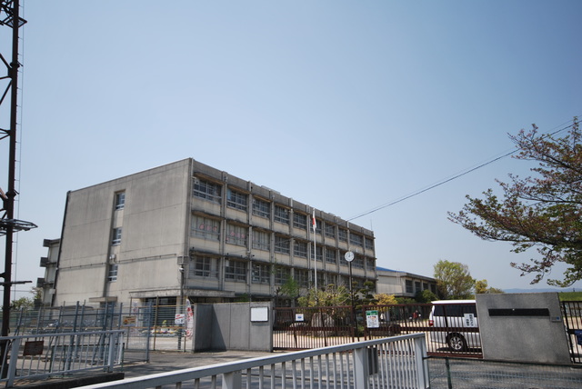 中学校　枚方市立渚西中学校（中学校）まで974m