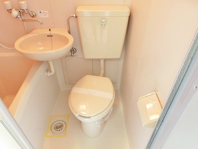 トイレ　コンパクトに配置された3点ユニット