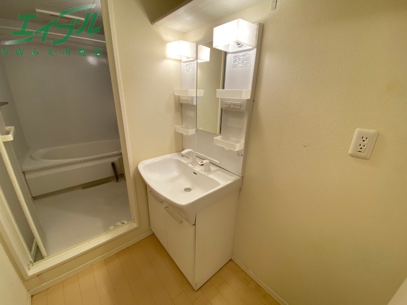 洗面設備　同型反転部屋写真です。