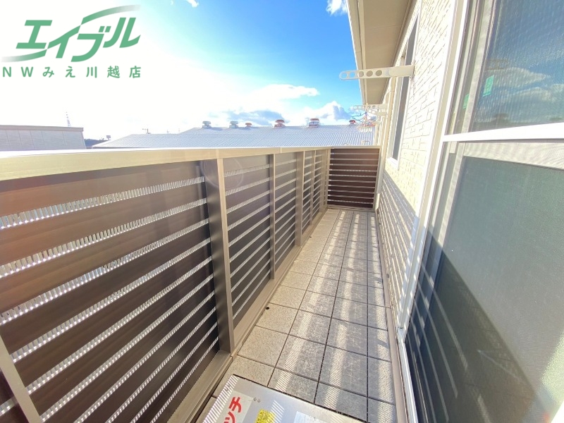 バルコニー　同型反転部屋写真です。