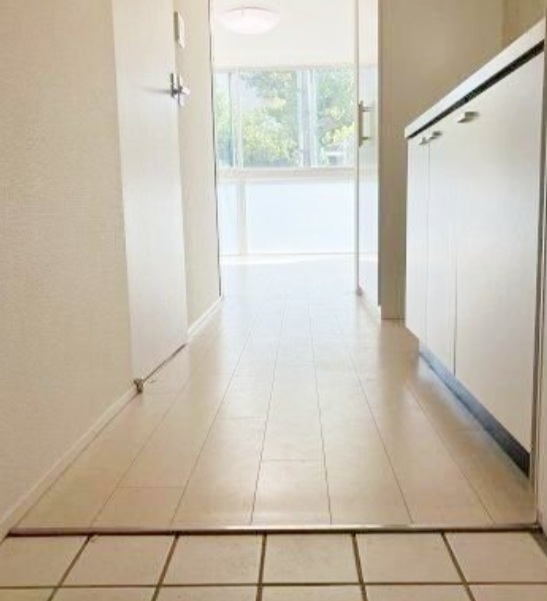 玄関　※同建物内の別部屋参考写真です