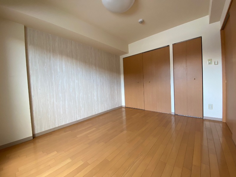 その他部屋・スペース　寝室はこちらです。光が差し込む、温かみのあるお部屋です。