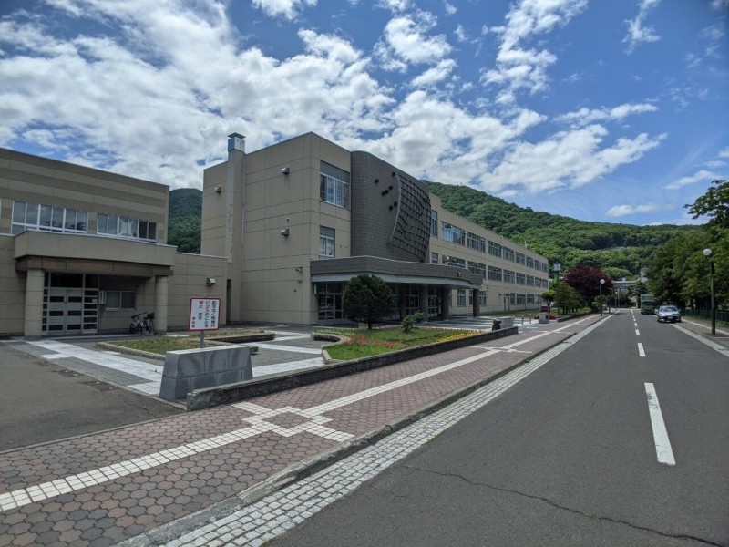 中学校　札幌市立山鼻中学校（中学校）まで457m