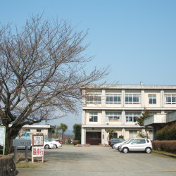 小学校　南足柄市立向田小学校（小学校）まで845m