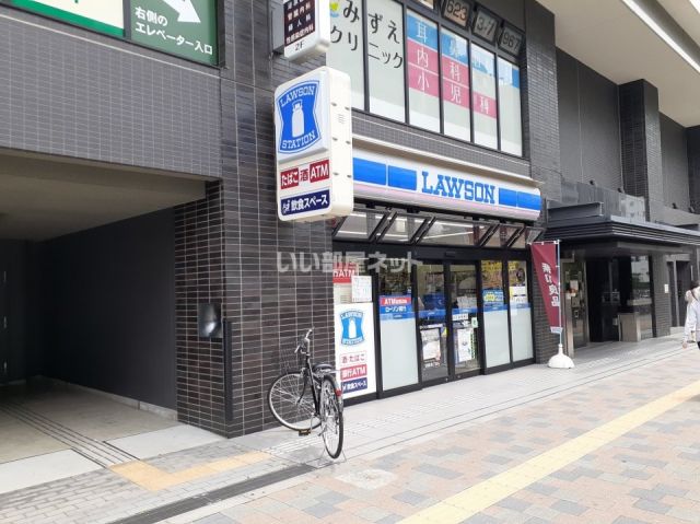 コンビニ　ローソン東新宿明治通店（コンビニ）まで218m