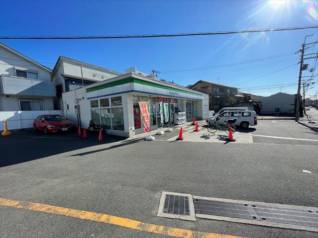 コンビニ　ファミリーマート（コンビニ）まで542m