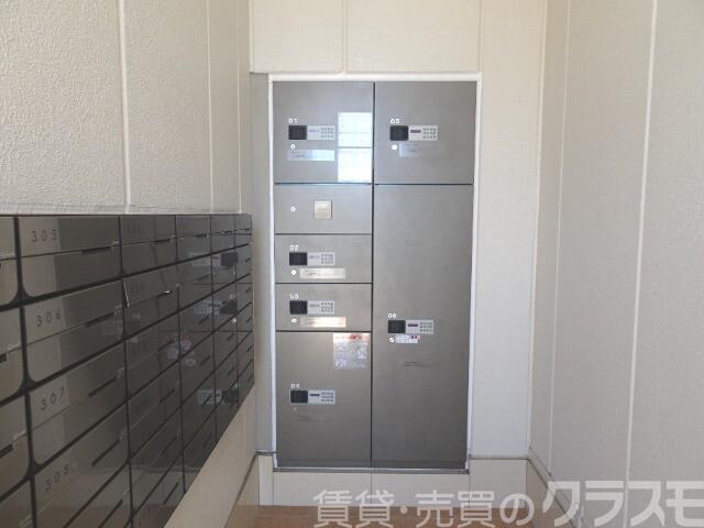 エントランス　留守中の荷物の受取は宅配ＢＯＸで♪