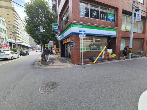 コンビニ　ファミリーマート 池下駅前店（コンビニ）まで19m
