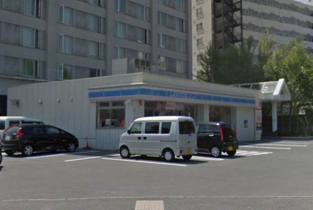 コンビニ　ローソン札幌ひばりが丘駅前店（コンビニ）まで233m