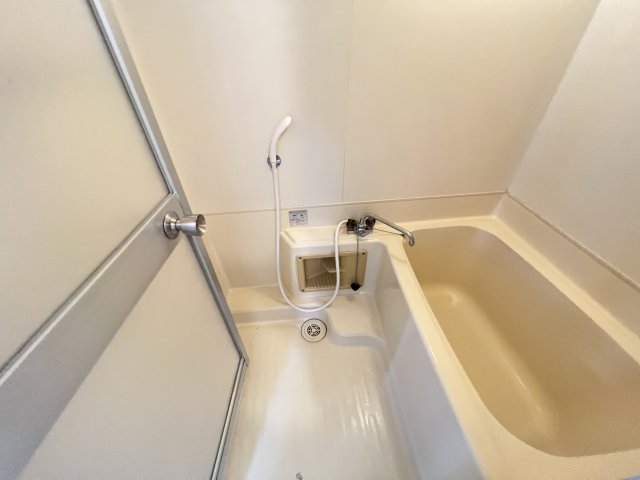 バス・シャワールーム　※同タイプの写真となり、実際のお部屋とは異なる場合があります
