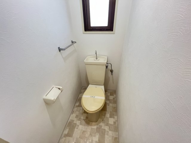 トイレ　※同タイプの写真となり、実際のお部屋とは異なる場合があります