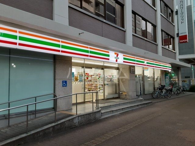 コンビニ　セブンイレブン三鷹中央通り店（コンビニ）まで159m