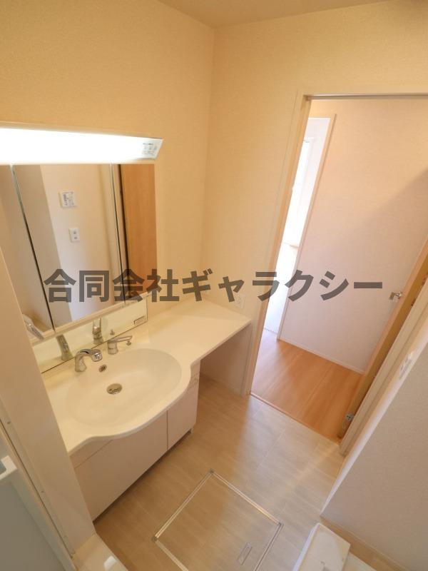 洗面設備　3面鏡のシャンプードレッサー付き洗面台