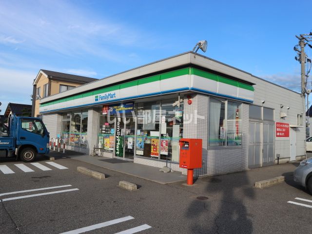 コンビニ　ファミリーマート 小松今江町三丁目店（コンビニ）まで157m