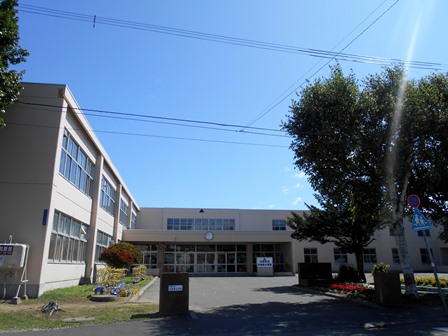 小学校　江別市立大麻東小学校（小学校）まで356m