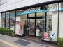 コンビニ　ローソン 都営東新宿駅前店（コンビニ）まで99m