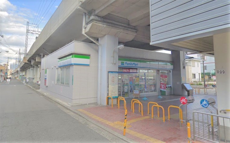 コンビニ　ファミリーマート 南海湊駅前店（コンビニ）まで202m