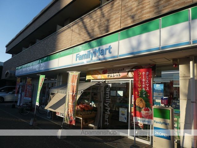 コンビニ　ファミリーマート（コンビニ）まで761m