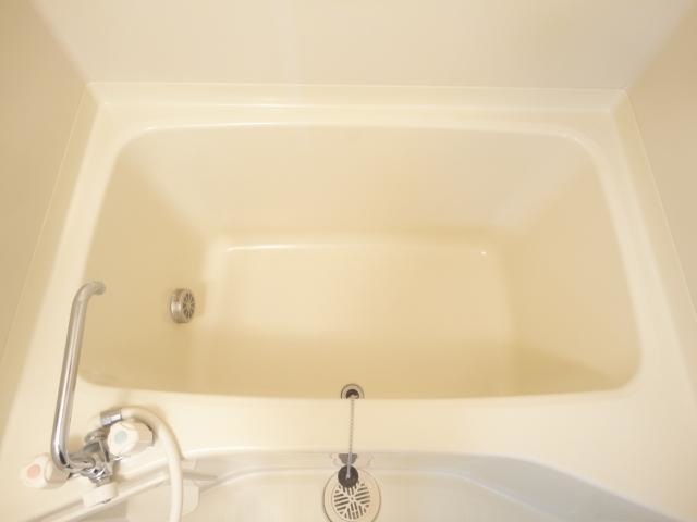 バス・シャワールーム　別部屋反転間取りのお写真となります。