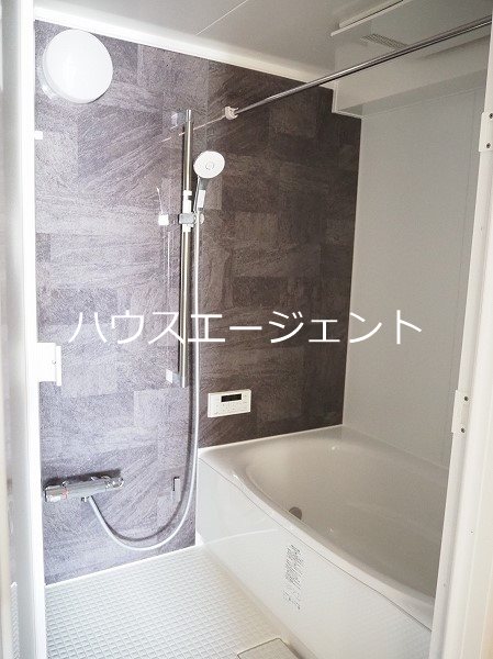 バス・シャワールーム　オシャレな浴室！追い焚き機能付き。