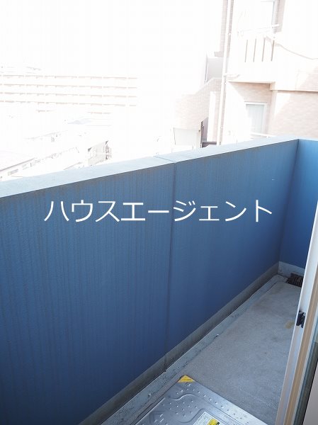 バルコニー　リビング側にバルコニーがございます。
