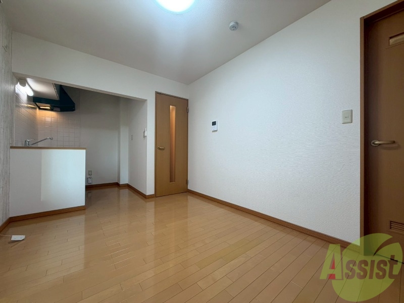 居室・リビング　木目のフローリングは落ち着きのある印象のお部屋になりますね。