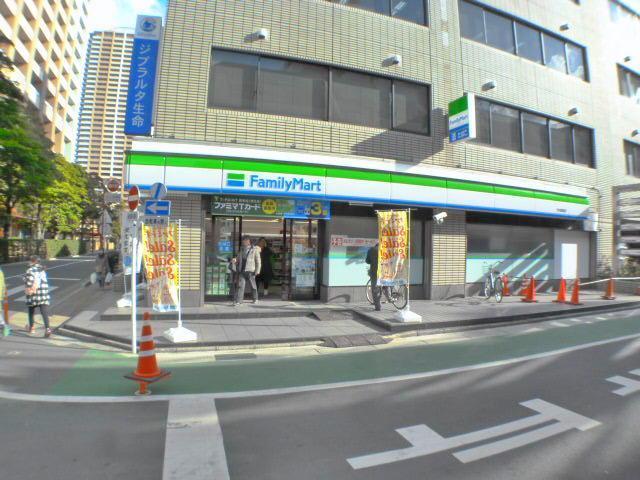 コンビニ　ファミリーマート（コンビニ）まで325m