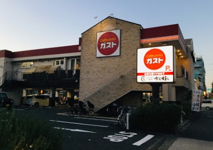 飲食店　ガスト 本羽田店(から好し取扱店)（飲食店）まで180m