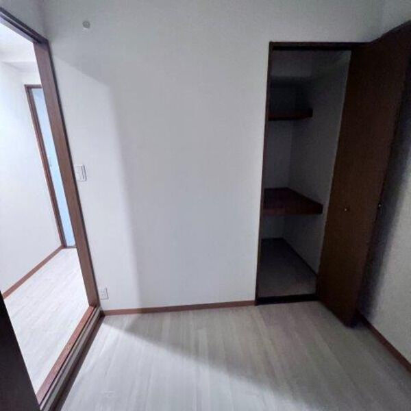 ルミエール八尾の居間写真