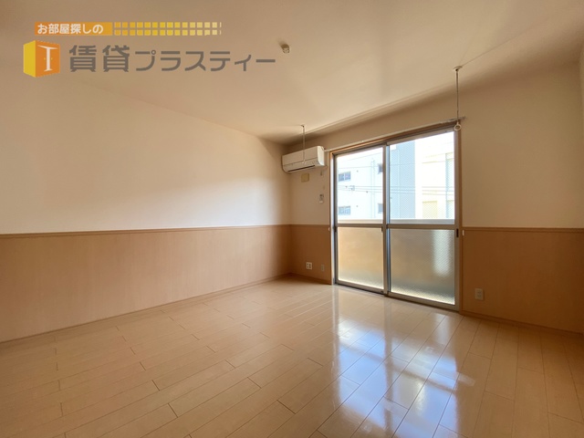 居室・リビング　日が差込む明るいお部屋です。