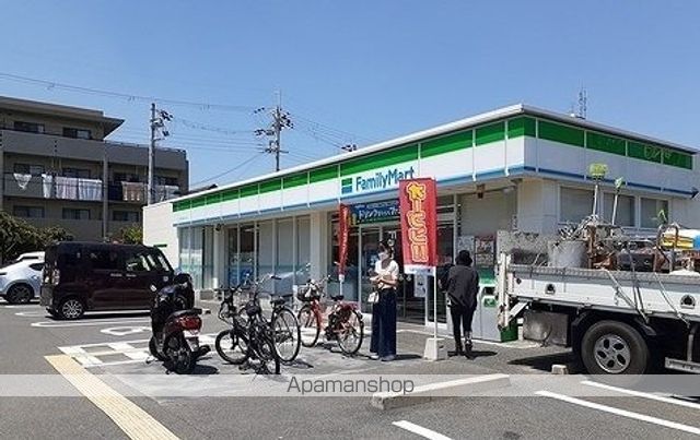 コンビニ　ファミリーマート様（コンビニ）まで400m