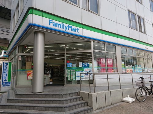 コンビニ　ファミリーマート 王子駅南口店（コンビニ）まで385m