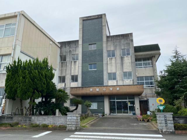 小学校　阿南市立岩脇小学校（小学校）まで1120m