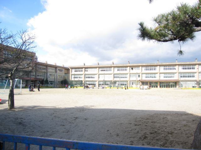 小学校　津市立育生小学校（小学校）まで524m