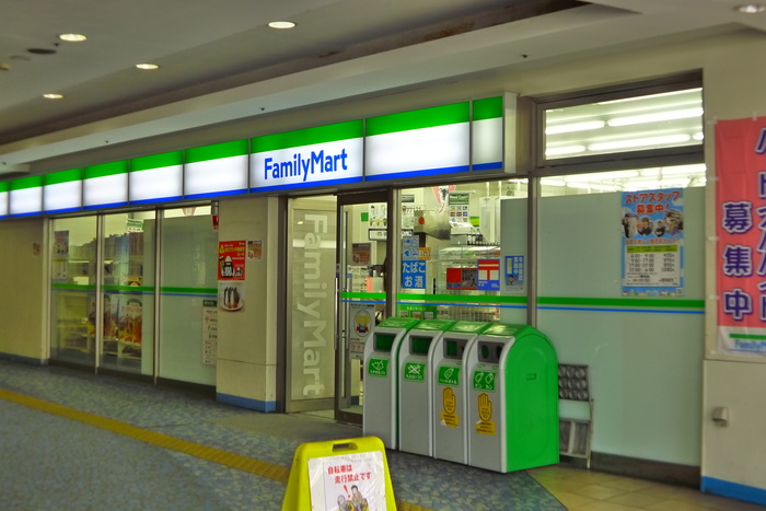 コンビニ　ファミリーマート（コンビニ）まで496m