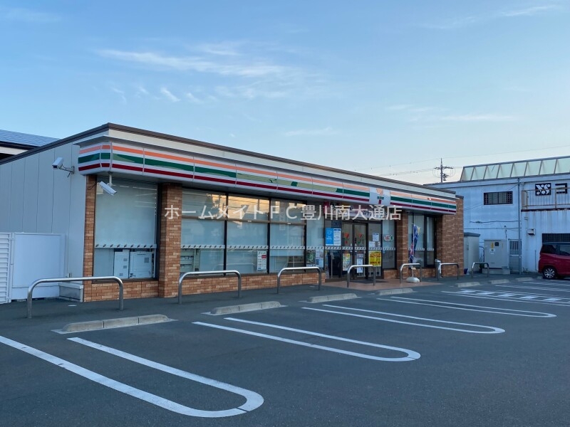 コンビニ　セブンイレブン豊川末広通4丁目店（コンビニ）まで581m