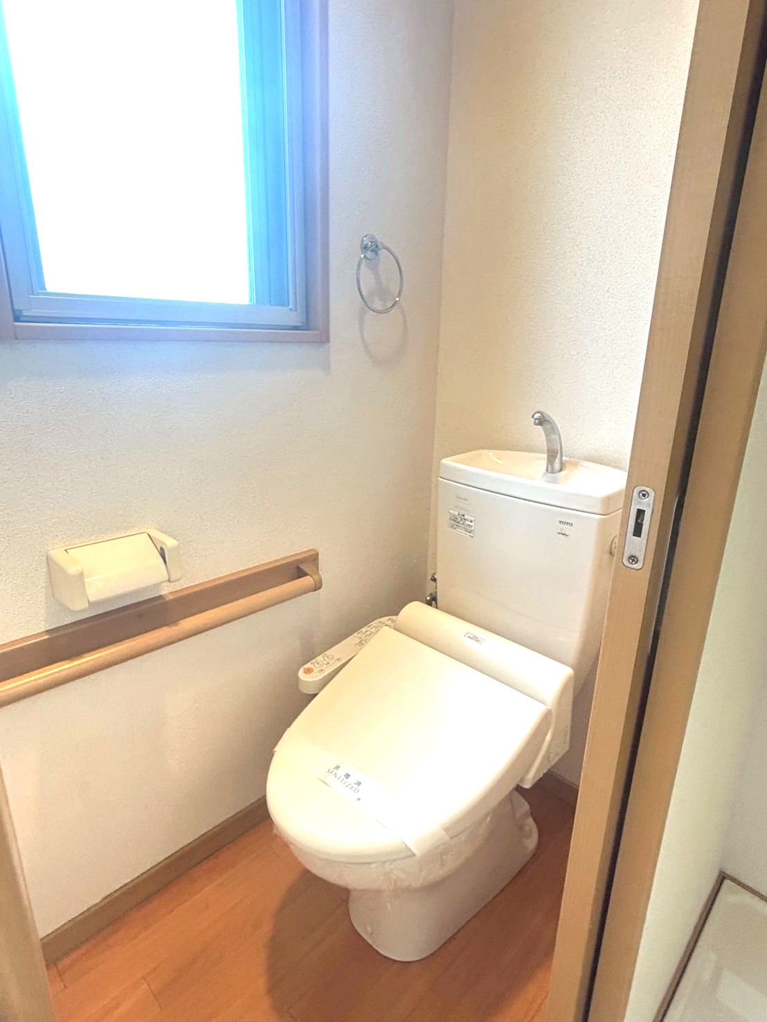 トイレ　窓のあるトイレ　温水洗浄便座付き