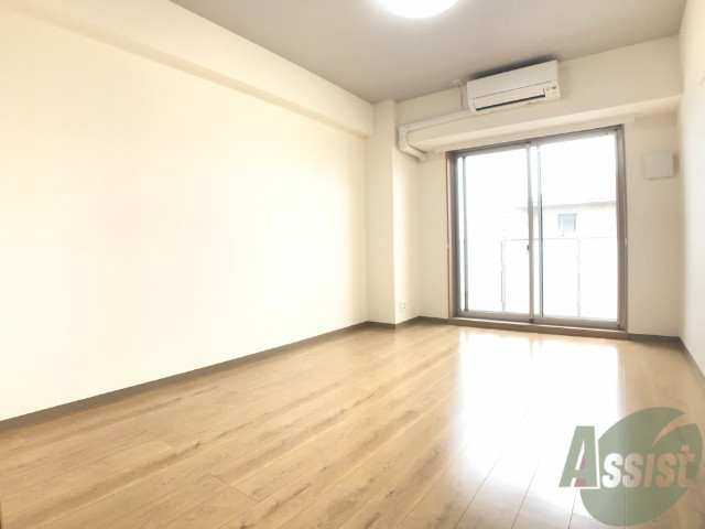 その他部屋・スペース　別の角度から洋室を撮影しました。日射しがあり明るい印象。