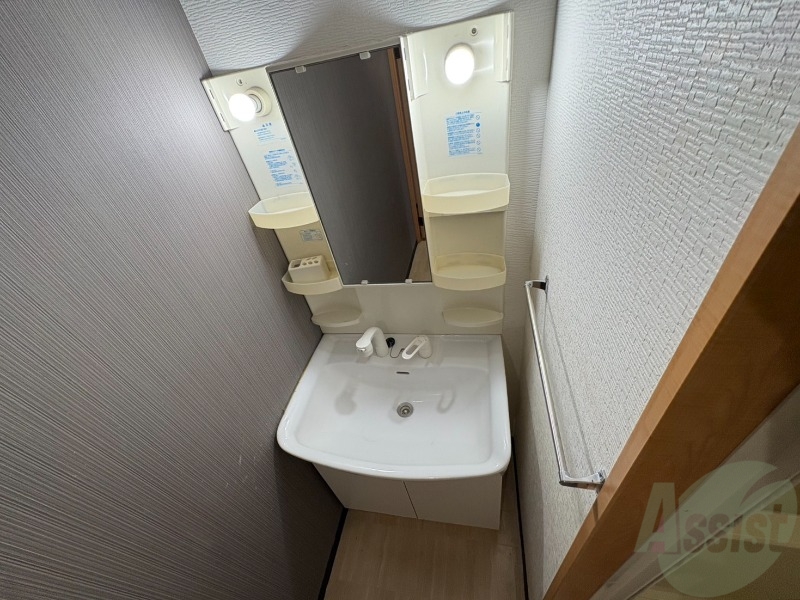 洗面設備　独立洗面台です。大きくてよいですね。シャンプーもできます！