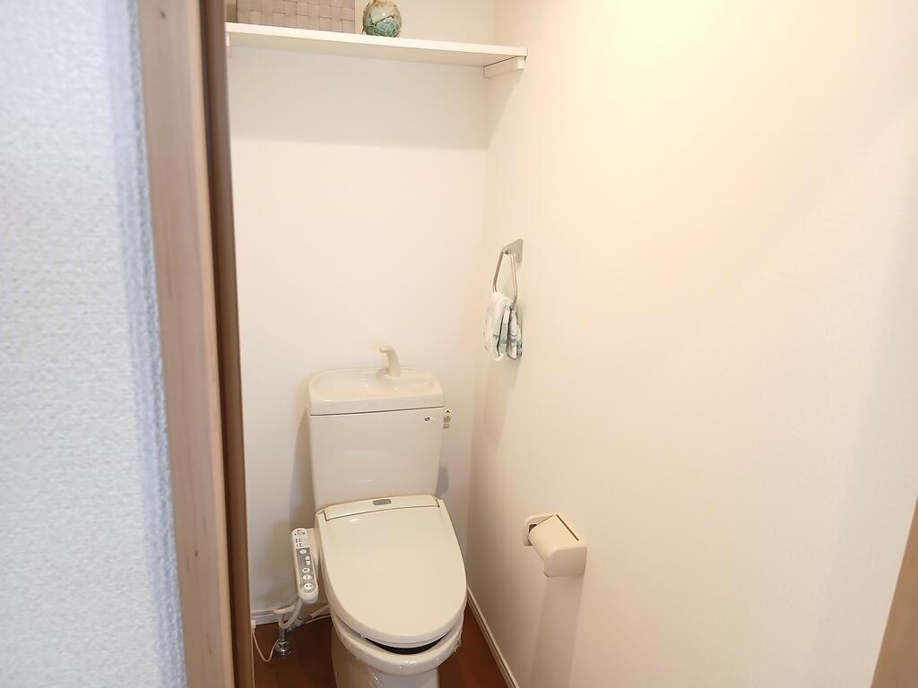 トイレ　トイレの上に棚があって便利！