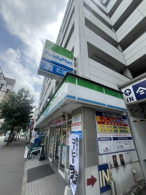 コンビニ　ファミリーマート博多駅前四丁目店（コンビニ）まで220m