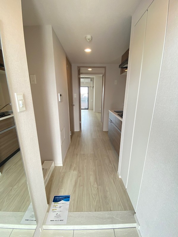 玄関　（参考写真）同じ間取の別のお部屋です