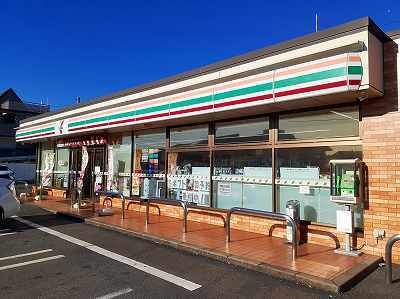 コンビニ　セブンイレブン（コンビニ）まで580m